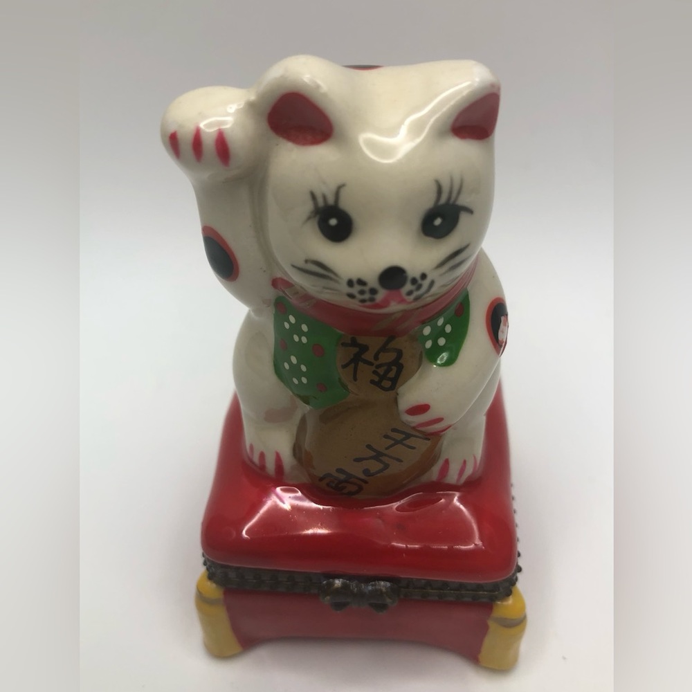 The lucky cat trinket box